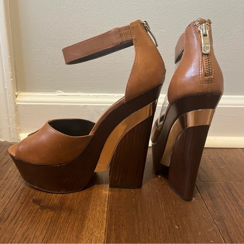 Vince Camuto Platform Size 9 Tan Leather Heel 4.5”
1.5” platform preowned/Used